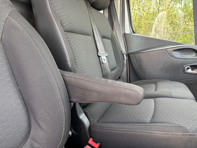 VAUXHALL VIVARO