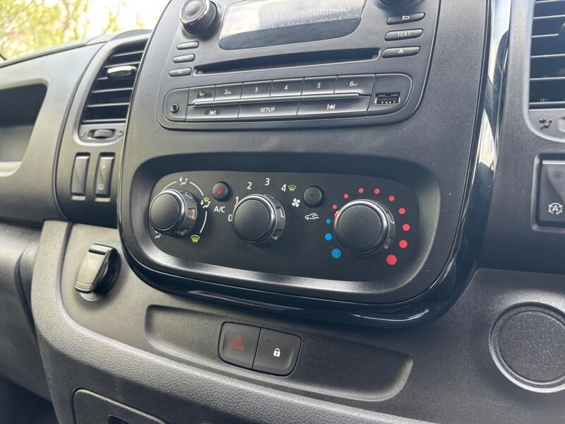 VAUXHALL VIVARO