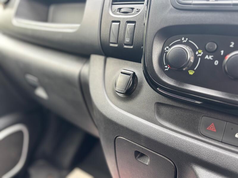VAUXHALL VIVARO