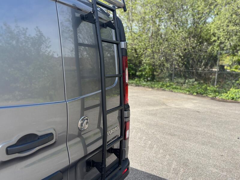 VAUXHALL VIVARO