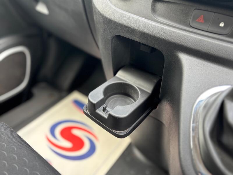 VAUXHALL VIVARO